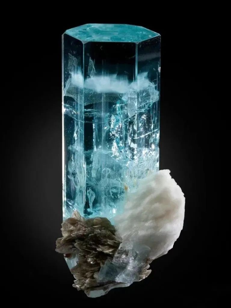 Raw aquamarine crystal