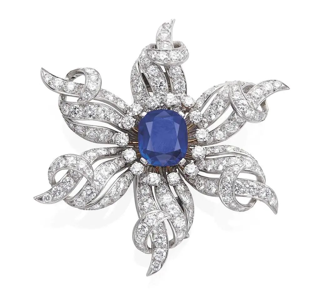 Sapphire brooch, by Jean Schlumberger for Tiffany
Flower-shaped brooch with a 5.74ct cushion-cut sapphire at the center
Sourced from Kashmir and untreated, petals set with round-cut diamonds
Base made of platinum and yellow gold